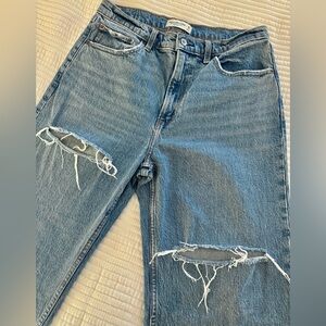 A&F High Rise 90s Distressed Relaxed Jean Size 30L